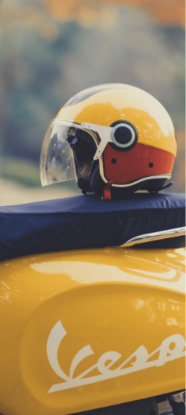 Helm auf einem Motorradsitz